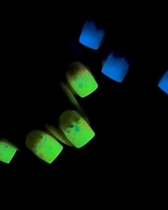 A neon nail design for summer! | Alena Lavrenteva