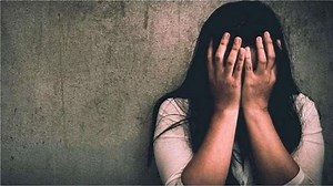 कोचिंग टीचर ने हाईस्कूल की छात्रा को रूम में बंद कर बनाया वीडियो, ब्लैकमेल कर डेढ़ महीने तक किया रेप