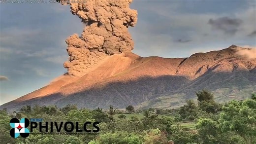 PANOORIN | Kasalukuyang patuloy ang explosive eruption sa summit vent ng Bulkang Kanlaon ngayong umaga, April 08, 2025. Ang naturang eruption ay gumagawa ng isang malakas na voluminous bent plume na umaabot ng 4,000 meters ang taas, ayon sa PHIVOLCS. credits: PHIVOLCS | Brigada Batangas