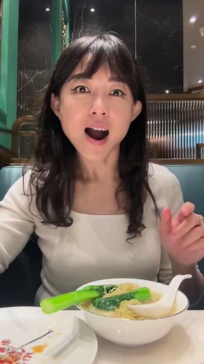 Kamu bisa sehat, happy, dan langsing berbarengan kok! Selama ini diet kamu aja yang salah, terlalu ekstrem, bikin stres, dan membuat kamu merasa gak akan penah bisa kurus lagi. Padahal mengatur porsi secara konsisten adalah kuncinya! Gabung @bloom360.id ajarkan semua disana. 😁👍🏻