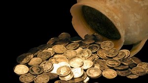 Vânător de comori dacice, prins de polițiștii din Alba. Bărbatul mergea cu detectorul în zonele de patrimoniu arheologic