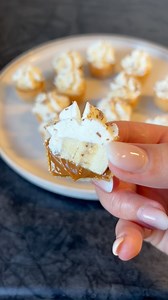 Banoffee pie krustader! Du behöver: Krustader Dulce de leche (karameliserad mjölk) Banan Grädde Choklad/daim att riva över #baka #bakarecipeideas #bakasounds #bakavideor #bakaideer #bakamedmig #bakavideos #bakeacake #bakerecipes #bakeideas #bakewithme #bakecookies #bakebread #bakeacakewithme #fika #bakning #dessert #choklad #kaka #recept #banoffeepie #krustader | Maria Gergi