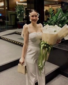 ถือดอกไม้ที กล้ามขึ้นค่ะ🤣 #happyanniversary | Arr Panicha