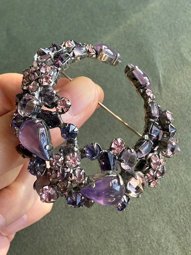 SOLD. Unsigned Schreiner inverted stone and art glass brooch. The color is so drooling. | Kate Lee