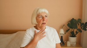 cerca arriba lado ver de enfermo mayor mujer poniendo mano en pecho, siente malestar. teniendo dolor en pecho, gastroesofágico reflujo enfermedad tener frecuente eructos cuidado de la salud médico y personas concepto