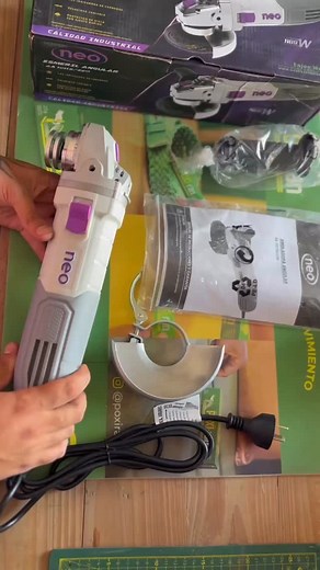 👉🏽AMOLADORA ANGULAR 1100W NEO 115mm 💡Luz indicadora de carbones 🏎️Velocidad variable 🛡️Protector de disco con ajuste rápido Viene con una llave de ajuste y un disco premium 🔧 | Bendito Corralon y Ferreteria