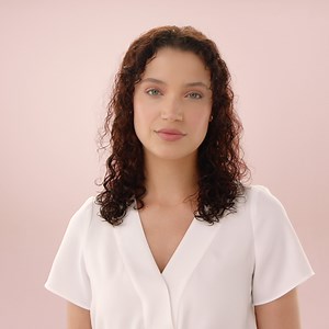 A Dyson Airstrait az irányított légáram segítségével egyenesíti ki a hullámokat. A haj sima, fényes és puha tapintású marad. Levegő a forró vasalólapok helyett – a kíméletesebb formázásért. #DysonAirstrait #DysonBeauty | Dyson | Facebook