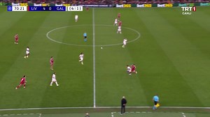 スロット、サラーは呆れ笑いなのに対してベンチに座ってるコーチが楽しんでるくらい笑っててオモロイ