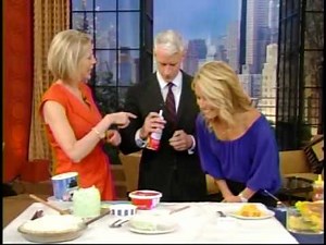 Kelly Ripa Fills Anderson Cooper With Hot Cream !!!