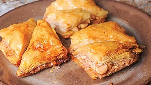 13 reactions | The baklava that Laurie Oue of Aina Haina makes is so delicious. It’s always gone in no time so she never knows how many days it stays crisp. CLICK HERE FOR THE FULL ARTICLE and RECIPE: https://www.staradvertiser.com/2023/10/17/food/a-nutty-dessert/ #Hawaii #HINews #StarAdvertiser #CRAVE #food #baklava | Honolulu Star-Advertiser | Facebook