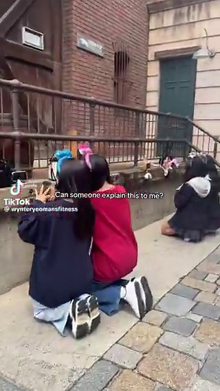 その内こいつらのスカート内を盗撮するおじさんとか現れて、動画に映りこんでたりしそう