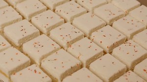 #Pingyang's irresistible treat, #osmanthus cake, perfectly blends softness, sweetness, and the fragrance of osmanthus flowers 😋. Each bite delivers a chewy texture and bursts of delightful osmanthus aroma, winning the hearts of locals and visitors alike 💗. #TastyPingyang | Explore Pingyang