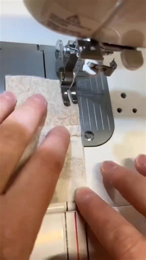 Learn how to make an Ohio Star quilt block with this easy-to-follow tutorial. Video by Sew Be It Quilts Pattern: https://tinyurl.com/258qc8uj #quilting #patchwork #ohio #star #quiltblock #sewing #diy | Quilt Patterns PDF