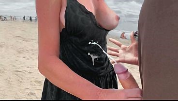 Eine reife Frau wichst einem Fremden an einem öffentlichen Strand einen runter – aus einer Wette heraus!