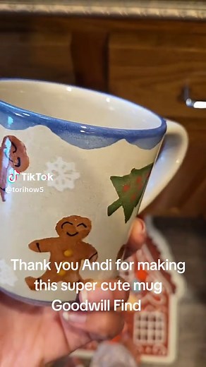 I love a good mug ☕️ The handle is perfect 👌 I'm glad we get to use this instead of it being thrown out and wasted. Shoutout to Andi for this super cute Christmas mug 💕🎄 . . (You can totally hear Moonie screaming
