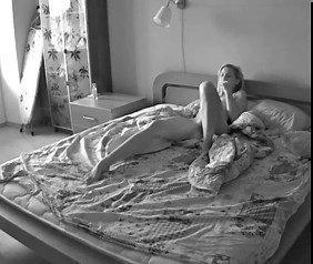 Une caméra cachée et une blonde qui se touche