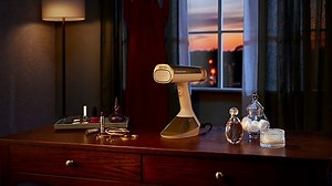 Russell Hobbs Dampfglätter [Dampfglätten mit Ansaugtechnologie] VacuSteam™ (3 Dampf-& Saugstufen, 200ml Wassertank, 35 Sek.Aufheizzeit, Keramiksohle, für alle Stoffe geeignet) Dampfbügeleisen 28551-56