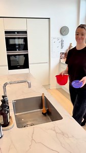 Hvis dine mørtelfuger også er blevet mørke med tiden, så skal du se med her😉 For ja, vores mørtelfuger i badeværelset var lyse, da vi byggede huset. Men med tiden sætter der sig snavs i dem og derfor bliver de mørke. Nu fik jeg mig endelig taget sammen til at få rengjort vores mørtelfugerne i det store badeværelse, så de igen kunne blive lyse😊🧼 Du skal bruge: 🧼Natron 🧼Klar opvaskemiddel (uden citrus) 🧼Vand Bland 2 spsk natron sammen med 1,5 spsk klar opvaskemiddel og ca. 2 spsk vand, så du