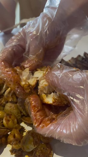 Korang kene cuba celup ketam dgn Sos Shell Bang kami ! Rasanya dia superb gila 😮‍💨 🦀. #shellout #firstandoriginal #seafood #makanlokal #seafoodboil | Shell Out