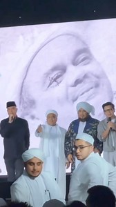 Ngemsi paling tegang Didapuk membawakan acara @hof_by.hrs bener2 tegang dan takut suul adab Semestinya lebih banyak temen2 yang bisa hadir acara ini karena Banyak hal yang tidak terungkap mengenai soaok yang paling disegani di sosial media ini . ditambah ternyata “SALAH KOSTUM” walhasil kita langsung delivery @serumpun.indonesia Alhamdulillah . Partnerku emang nteb bangs padahal baru pertama kali sepanggung bareng tapi seperti udah faham main umpan umpanan 🤣😄 syukron bibque @sahilmulachela . J