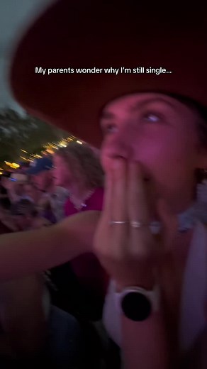 You’re only in your 20’s once ladies🕺🪩 #cowgirl #country #single #dance