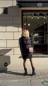 2.1K views | Puchowa kamizelka, która łączy styl i funkcjonalność! Wypełniona naturalnym gęsim puchem, zapewnia ciepło i lekkość. Można nosić ją samodzielnie lub na cieńszą kurtkę – idealna na chłodne dni i zmienną pogodę.  Kto z Was lubi takie warstwowe stylizacje? | flawless.pl | Facebook