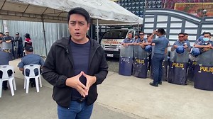 Naglagay na rin ang PNP ng mga wanted poster ni Pastor Apollo Quiboloy sa labas ng KOJC compound sa Davao City. Una itong idinikit sa bakod ng KOJC pero ipinatanggal ng abogado nito. Ito na ang ika-8 araw ng search operation ng PNP para hanapin at maaresto ang lider ng grupo. | via Johnson Manabat, ABS-CBN News | ABS-CBN News