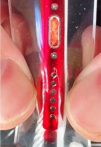 この充電口、ホコリが詰まりすぎてヤバい…😵‍💫 長年たまったホコリやポケットの糸くずが、充電ポートの奥深くにびっしり詰まっていました。 ホットグルーを使って、隠れた汚れを少しずつ引き抜いていく超気持ちいいディープクリーニング。 #ASMR掃除 #oddlysatisfying #ASMR #cleaning #clean