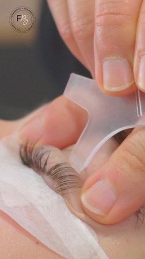 Les Pads de rehaussement Cil #lashbotox sont indispensables pour réaliser le Lash Botox. Les silicones visent à donner la courbe idéale et adaptée aux cils, tout en conservant un aspect naturel. Il existe 5 tailles différentes, S, M, M1, M2 ou L pour s’adapter à tous les cils. #regard #cils #beauty #lashes #lash #lashesbotox #eyes | FormaBelle Formation Esthétique & Massage