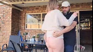 La masturbation mutuelle avec la femme de mon voisin se transforme en creampie en plein air