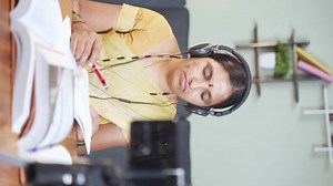 Vertikale Aufnahme, indische Frau beschäftigt sich: Stockvideos & Filmmaterial (100 % lizenzfrei) 1067372279 | Shutterstock