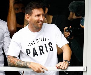 100K views · 672 reactions | Lionel Messi waves to fans from Paris hotel while finalising his move to Paris Saint-Germain bit.ly/2X6Xdw8 | The National | Facebook