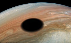 La sonde Juno immortalise l'ombre de Io sur Jupiter