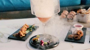 filmwalkrが ＃アガる香港 を撮影！天壇大仏やザ・リッツ・カールトン香港の超高層階プールなど魅力がギュッと一つの映像に。香港ウォーカーに選ばれた ANJUさん (http://bit.ly/2BIETxC) と sechim_xdさん (http://bit.ly/2sedpvG) が旅する香港をご覧ください。 film team：@filmwalkr (http://bit.ly/2nN8DQr) directed by：@tomoaki_yui | Discover Hong Kong - 香港政府観光局