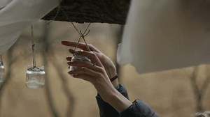 Nahaufnahme der Hände entzündete die Kerzen: Stockvideos & Filmmaterial (100 % lizenzfrei) 25694102 | Shutterstock