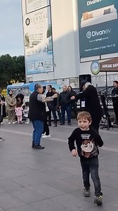 Fatsa’nın renkli simalarından Gara Hasan, Fasta Meydanı’nda toplanan kalabalıkla oyun oynayarak keyifli anlar yaşattı. Gara Hasan Oynamadan duramıyor :)) | MY FATSA HABER