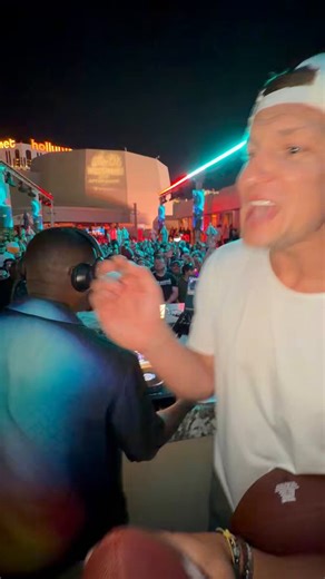 .@RobGronkowski big fan of signing titties @KaticMichael