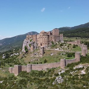 🇪🇦Loarre Castle is believed to have inspired the design of Minas Tirith in the "Lord of the Rings" movies, showcasing its dramatic and fantastical architectural allure. #LoarreCastle #SpanishCastles #MedievalArchitecture | Spain Art & Architecture