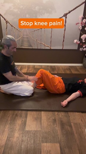 🙏 Relieve knee pain with this simple Nuad Thai Massage technique! Your knee discomfort could be due to fascia adhesions pressing on nerves, causing pain. 😣 Ask your partner to apply the nutcracker technique on your quadriceps to break adhesions and experience relief.Let us know in the comments how this massage helps you feel! 👇#kneepain #massage #thaimassage #massageschool #yoga #painrelief #kneepainrelief 😊 | ITM Thai Hand International Training Massage School Amsterdam