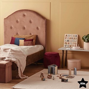 Velourmøbler fra Kids Concept ✨ Vi er fuldstændig vilde med den hotte velour trend, der er in lige nu! 😍 Kids Concept har et bredt sortiment af møbler, indretning og legetøj. Men er der noget vores hjerte brænder lidt ekstra for, ja så er det de fine sengegavle og praktiske opbevarings puffer, for ikke at nævne deres Chesterfieldsofaer i forskellige farver – alt sammen i eksklusivt velourstof! 🙏 Du finder alle de lækre velourmøbler lige her 👇💖 www.jollyroom.dk/kidsconcept/bornevaerelset?sort