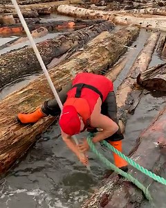 His strength and balance are off the charts 👏 👏 | UNILAD