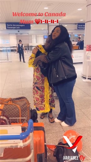 Dans cette vidéo émouvante, vous assistez au premier instant de retrouvailles entre une mère et sa fille après des années de séparation. L'émotion est palpable alors qu'elles se retrouvent enfin, larmes de joie mêlées aux rires, témoignant de la profondeur de leur lien. Ces moments sont le cœur de notre mission chez Variable Fly : réunir les familles et leur permettre de construire de nouveaux souvenirs ensemble sur le sol canadien. Chaque histoire comme la leur nous rappelle pourquoi nous nous 