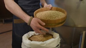Working Brewer Holds Wooden Container Light: vídeo stock (100% livre de direitos) 1021171303 | Shutterstock