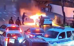 Bakının mərkəzində yanan maşın belə söndürüldü — Video