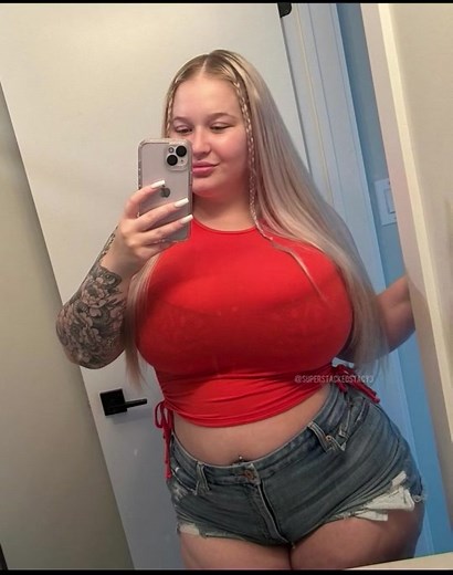 Stacy (@superstackedstacy)’s videos with Hollaback Girl - Gwen Stefani