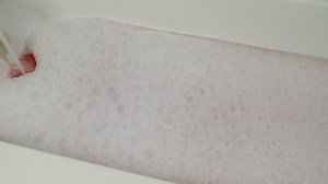 clip-32196367-4k-bath-bomb-dissolves-bathtub