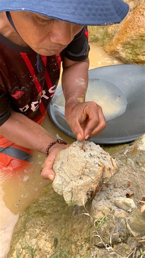 24 reactions · 3 comments | The process of finding gold | finding gold in bedrock fragments | finding gold nuggets warth $ 2500 amazing‼️ #goldprospecting#goldhunter#golddiscovery#goldpanning#goldhunting#lookingforgold#golddrush#goldnugget#goldadventure | Uswandi Golddigging | Facebook