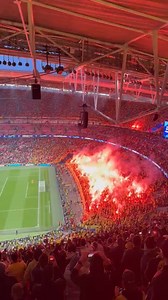 🟨🧱 'Yellow Wall' of Borussia Dortmund pyro at Wembley Stadium, London 🎥 : X / @kimtaaaii #UCL #UCLFinal #BVBRMA #BVB #Dortmund #SNESports | SNE Sports