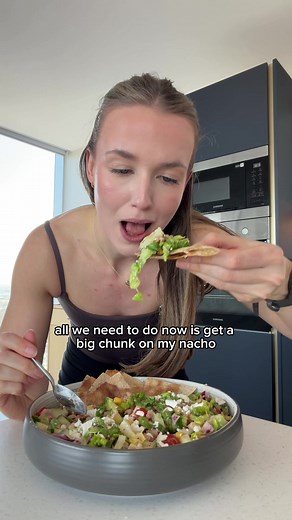My hungry bitch fat loss lunch: Greek salad nacho bowl 🥗🌮 360 calories. 33g protein. And look at the SIZE of it 🤣🫱🏻‍🫲🏼 This exact meal formula is how I lost 20kg whilst having a big appetite. I have 3 entire recipe ebooks designed like this - every single meal is built to keep you full and lose fat with ease. Go to the link in my bio to buy. It’ll be in your inbox in 5 mins 📩 (most women lose their first 5-7kg just from using my recipes alone!!) This is day 2 of my food shop series - I’m