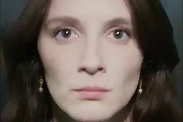 🩸Fixation malsaine📹 Kelly-Anne se réveille chaque matin aux portes du palais de justice pour s'assurer une place au procès hyper-médiatisé de Ludovic Chevalier, un tueur en série duquel elle est obsédée. Voyez la bande-annonce intrigante du film Les chambres rouges qui sortira en salles le 11 août prochain. | Cinéma St-Eustache